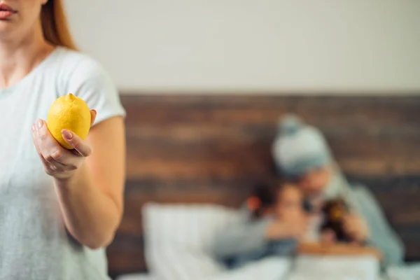 收割的女人手里拿着柠檬，生病的家庭 — 图库照片