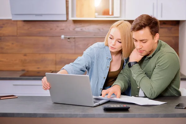 Orçamento de planejamento de casais jovens, freelance, auditoria em casa — Fotografia de Stock