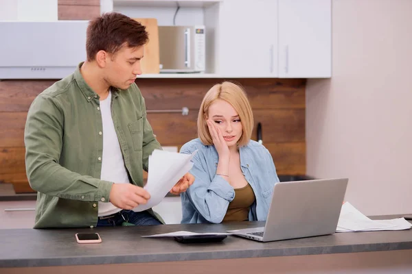 Irritado e triste casal analisando com laptop — Fotografia de Stock