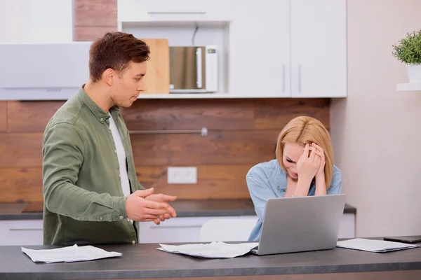 Melancholiek triest koppel bespreken samen thuis — Stockfoto