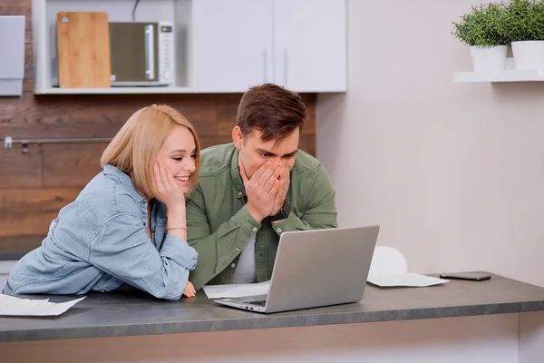 Positieve man en vrouw controleren hun bankrekening op laptop — Stockfoto