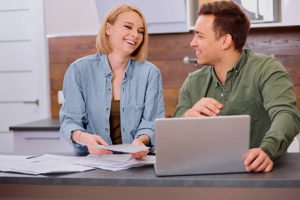 Positieve man en vrouw controleren hun bankrekening op laptop — Stockfoto