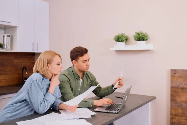 Kaukasische man uit te leggen, praten met vrouw thuis met behulp van laptop — Stockfoto