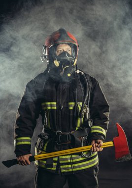 Güçlü itfaiyeci dumanlı arka planda izole edildi
