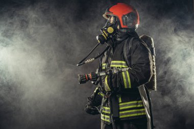 Üniformalı cesur itfaiyeci