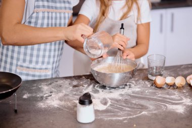 Küçük kız para kazanırken mikser kullanıyor.