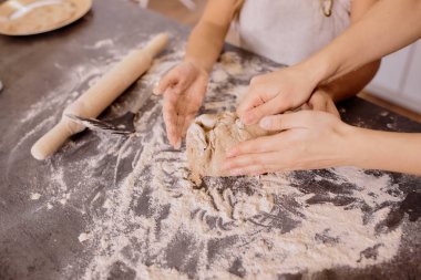 Küçük kız annesiyle para kazanıyor.