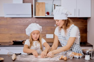 Sevgili anne ve kızı evde yemek pişiriyor.