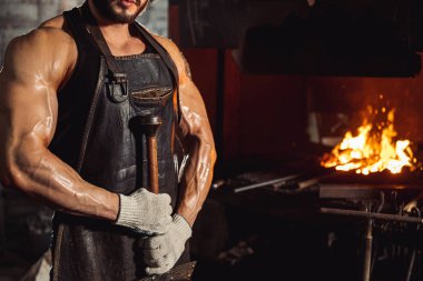 Elinde el yapımı metal tutan kalpazan.