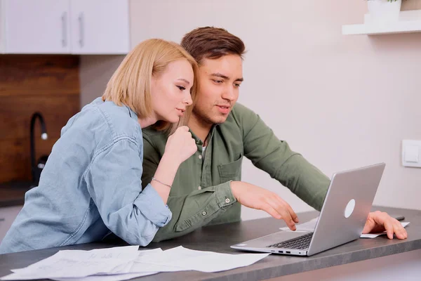 Hermosa pareja mira la pantalla de la computadora portátil — Foto de Stock