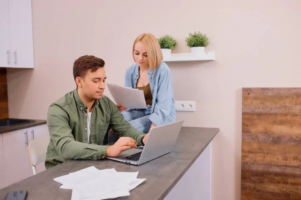 Kaukasische man typen op laptop terwijl zijn vrouw dicteren — Stockfoto