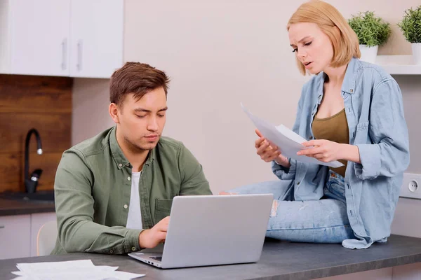 Kaukasisch paar houden financiën audit thuis — Stockfoto