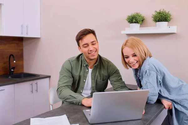 Ευτυχισμένο παντρεμένο ζευγάρι χρησιμοποιούν φορητό υπολογιστή στο σπίτι, ενώ το σπίτι ελέγχου — Φωτογραφία Αρχείου