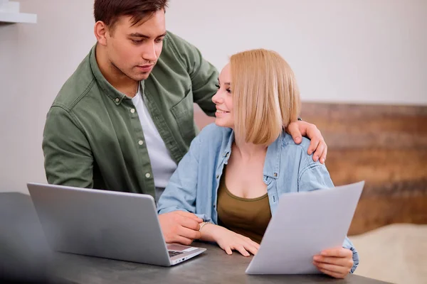 Attente man en jonge vrouw bespreken thuis — Stockfoto