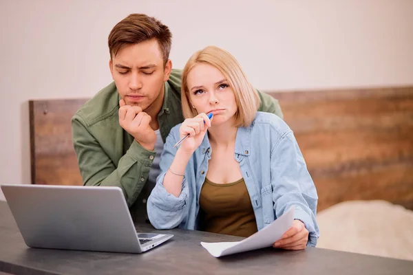 Mujer soñadora y hombre en casa — Foto de Stock