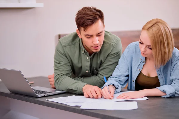 Vrouw en man hebben thuis een actieve discussie — Stockfoto