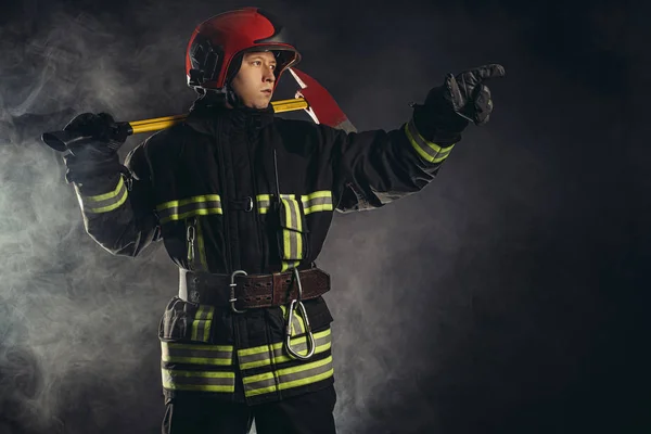 Jovem caucasiano homem trabalhando como bombeiro — Fotografia de Stock