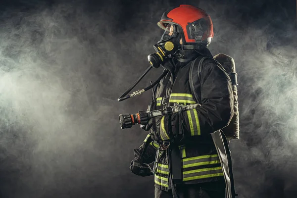 Corajoso bombeiro em uniforme — Fotografia de Stock