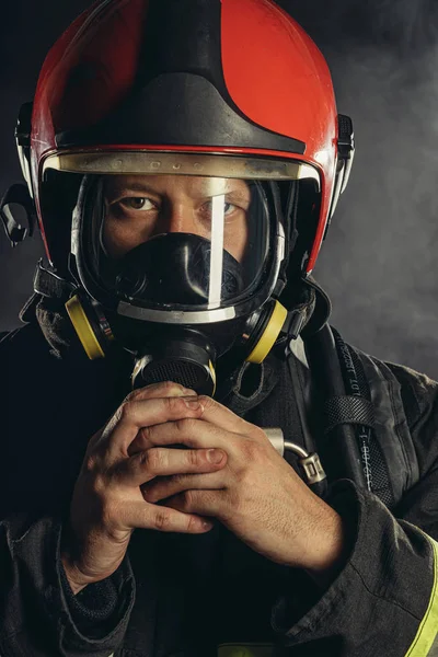 Retrato de bombeiro confiante — Fotografia de Stock