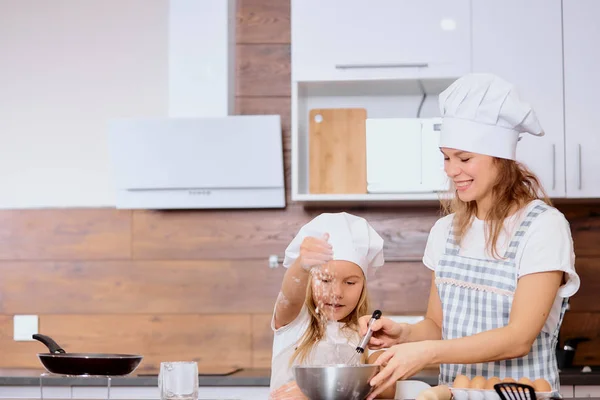 明るい子供が台所で小麦粉を振りかける — ストック写真