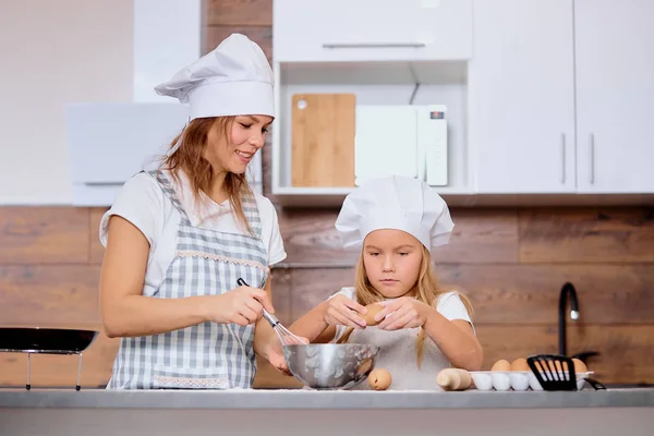 Bambina che fa la farina con la madre — Foto Stock