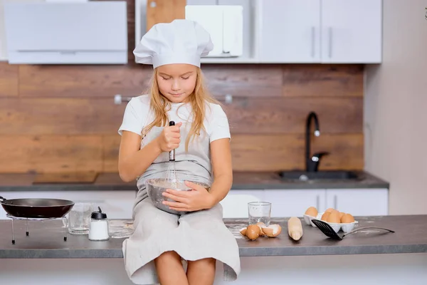 Timido capretto ragazza preparazione pasta in ciotola — Foto Stock