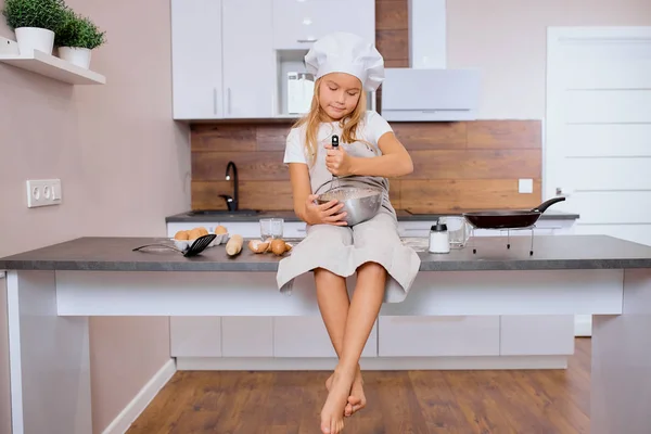 Sedulosa menina cozimento em casa independentemente — Fotografia de Stock