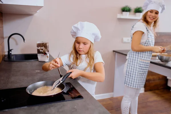 집에서 따로 빵을 굽는 조심성 있는 어린 소녀 — 스톡 사진