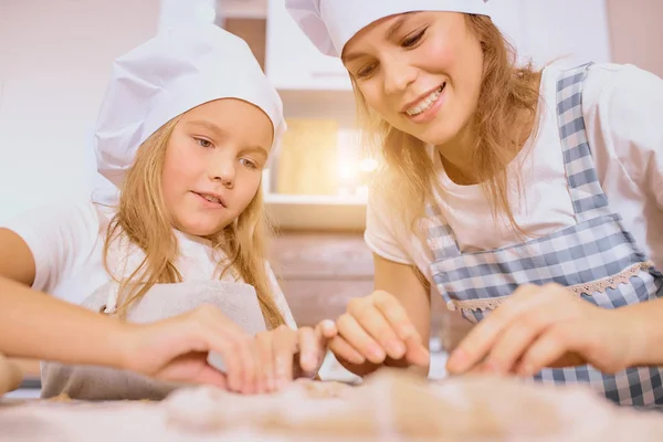 Madre e figlia preparano, cuocendo insieme — Foto Stock