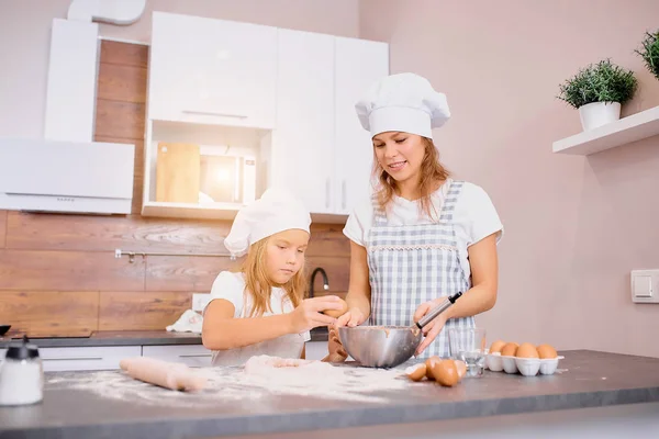 Belle famille dans la cuisine — Photo