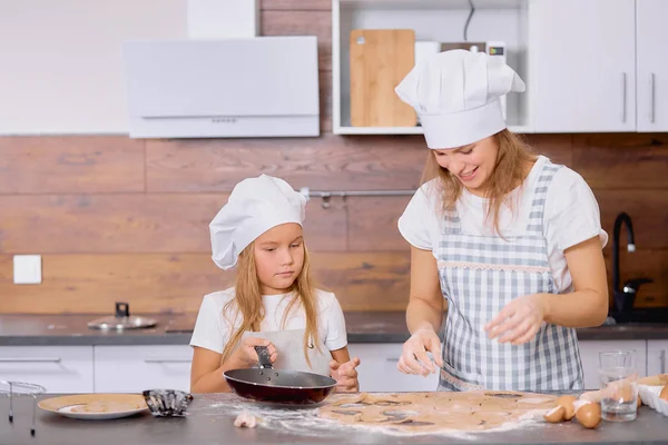 Ung kaukasiska mor lära barn flicka att baka — Stockfoto