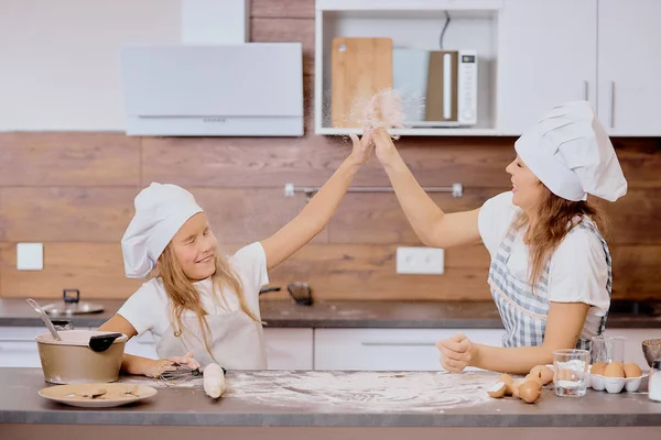 Équipe heureuse de maman et enfant dans la cuisine — Photo