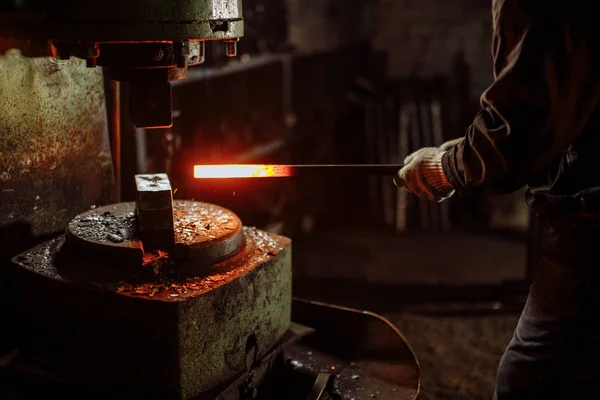Schmiedepresse heißes Metall mit Spezialausrüstung — Stockfoto