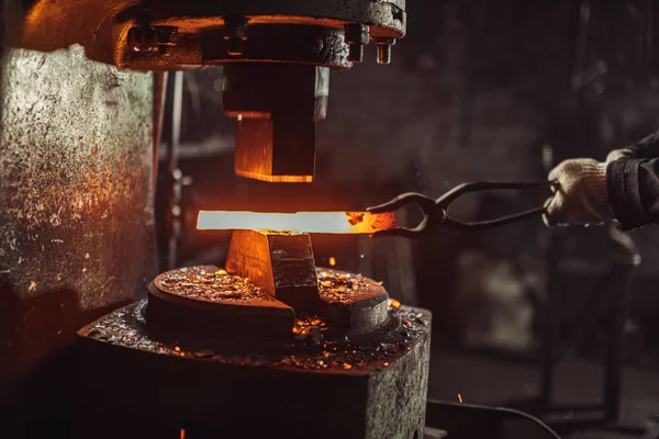 Heißes Metall in der Werkstatt formen — Stockfoto