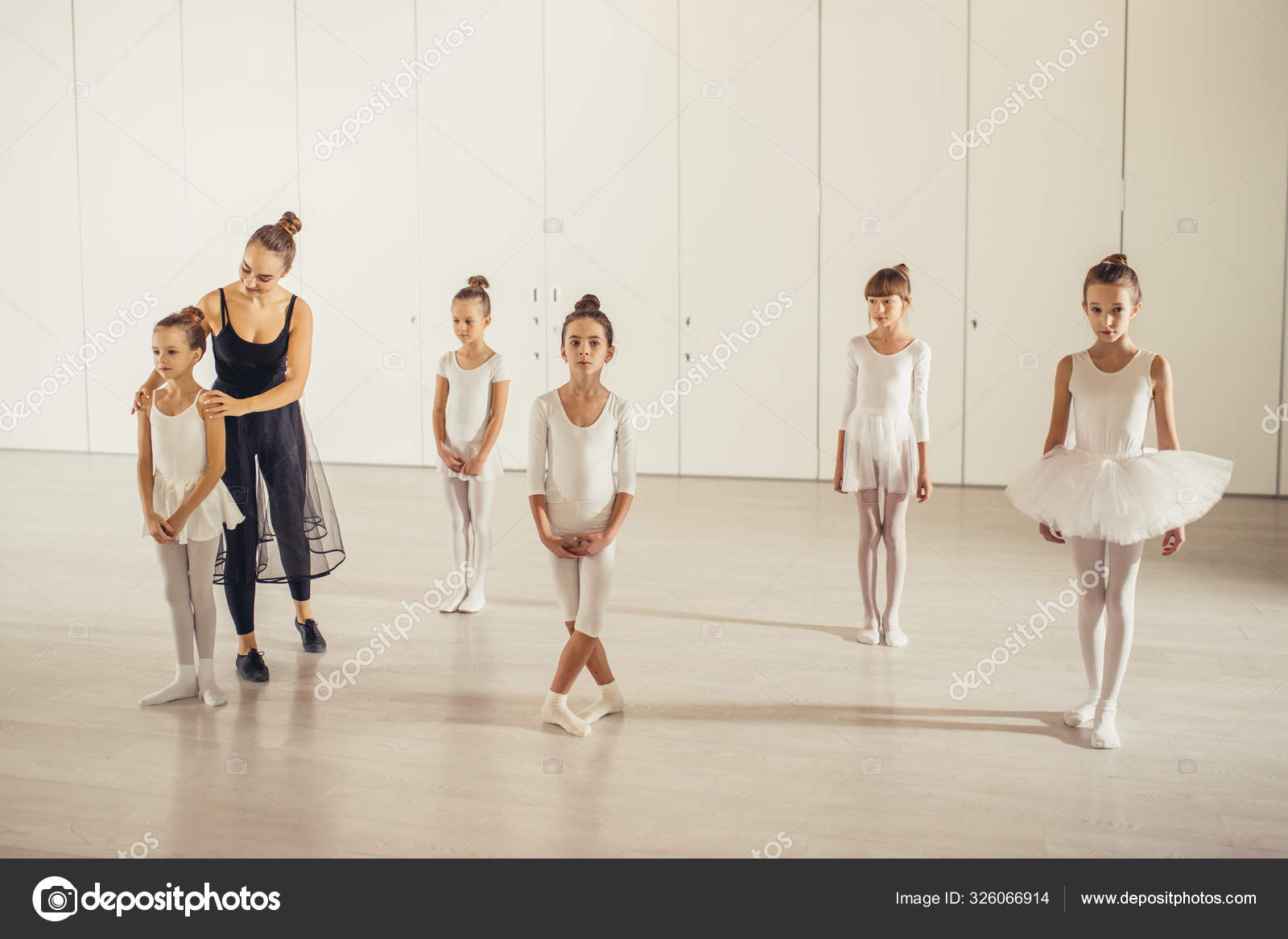 Photo de Petite fille portant un tutu et debout en position de ballet