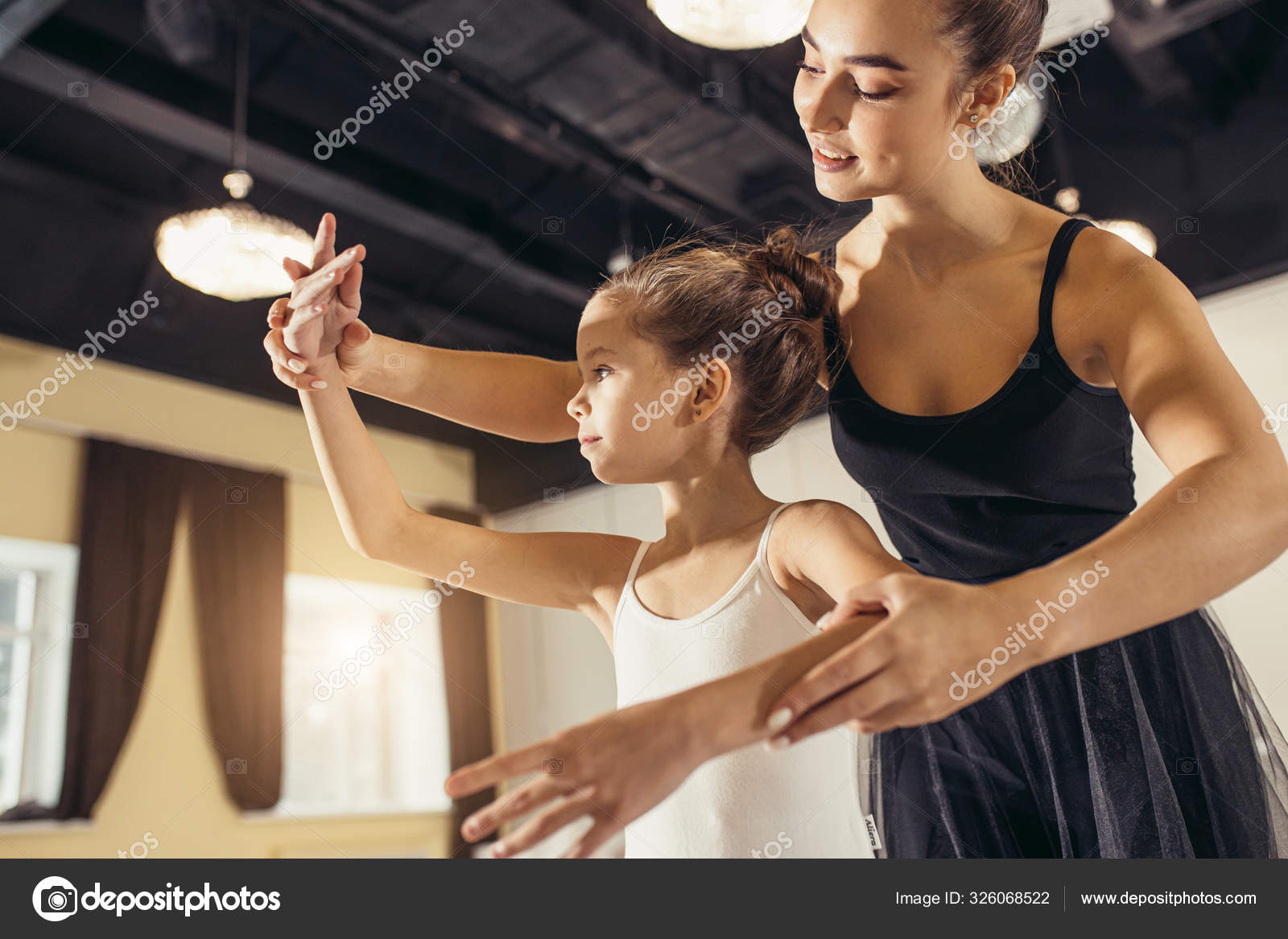 예쁜 여성 발레 댄서가 어린 소녀와 함께 연습하는 모습 — 스톡 사진 © ufabizphoto #326068522