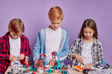 Yaratıcı beyaz çocuklar ilginç bir şekilde stüdyoda robotik gibi görünüyorlar.