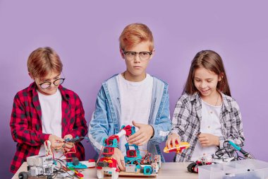 Neşeli çocuklar robotikle oynuyor