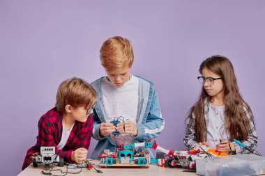 Mühendisliğe meraklı zeki çocuklar.