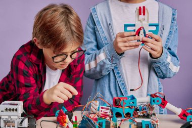 Kafkasyalı çocuklar robot bilimi okuyor.