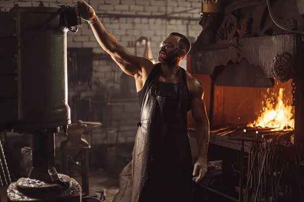 Zručný kovář na pracovišti — Stock fotografie