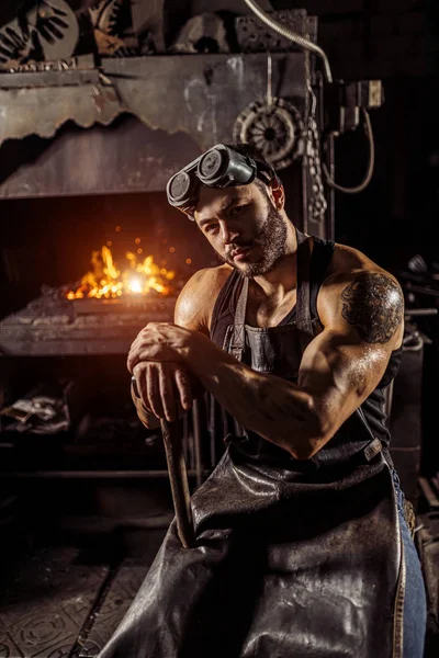 自信に満ちた鍛冶屋の肖像画です — ストック写真