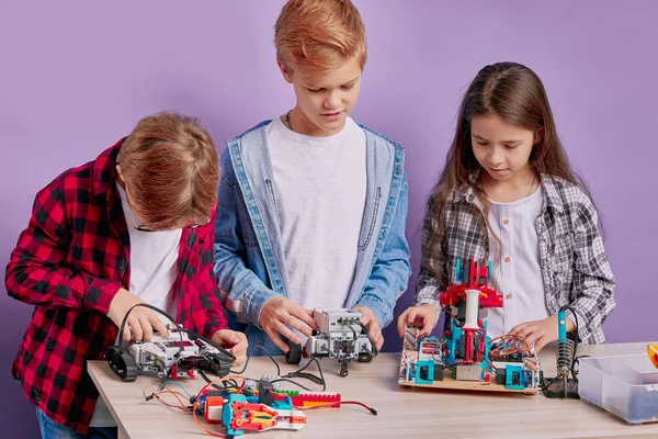 Playful children spend time in engineering club — Stock Photo, Image