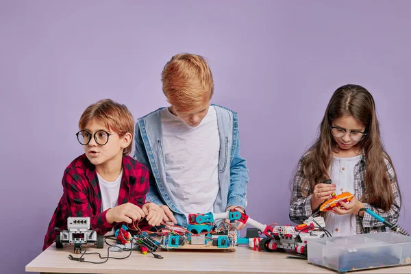 Bonito incrível talentoso crianças gosta de robótica e engenharia — Fotografia de Stock