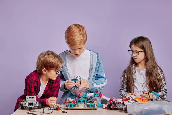 Brainy kids keen on engineering — Stock Photo, Image