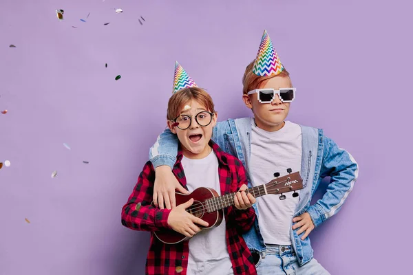 Feliz chicos feliz en cumpleaños aislado sobre púrpura fondo —  Fotos de Stock