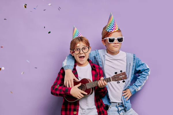 Meninos felizes feliz no aniversário isolado sobre fundo roxo — Fotografia de Stock