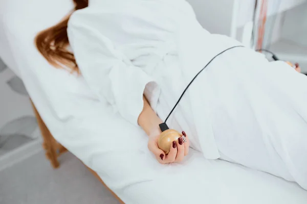 Kobieta leżąca na łóżku w szpitalu — Zdjęcie stockowe