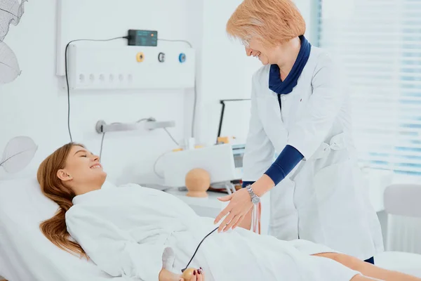 Vorsichtige Krankenschwester oder Ärztin ist immer in der Nähe ihrer Patientin — Stockfoto