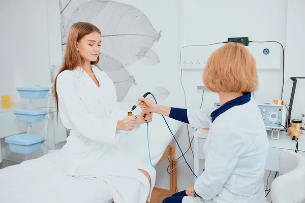 Enfermera o médico cuidadoso siempre está cerca de su paciente —  Fotos de Stock